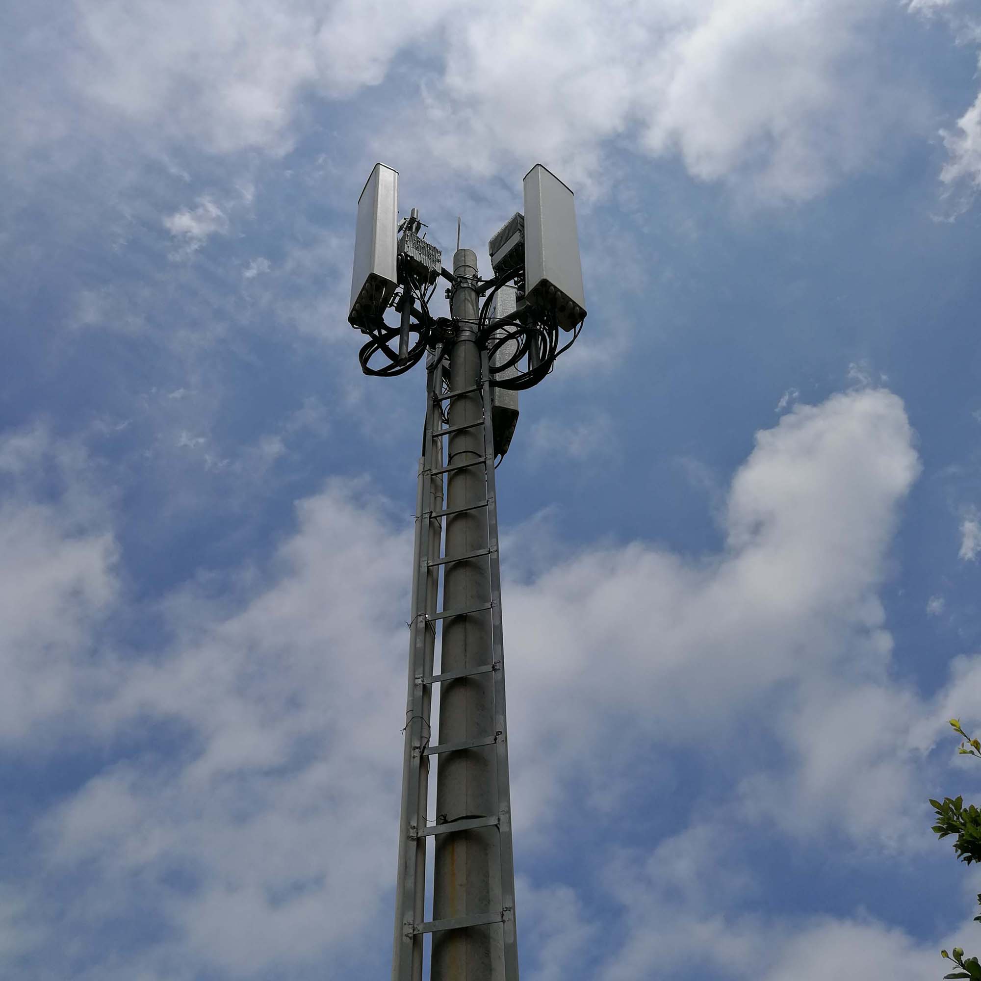 4G Base Station Antenna in Tower - Antenna Solution Provider