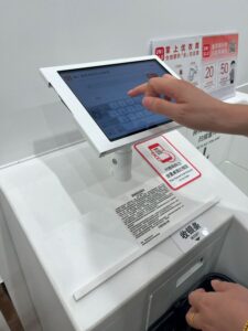 Uniqlo's RFID Self-Check Solution - 3