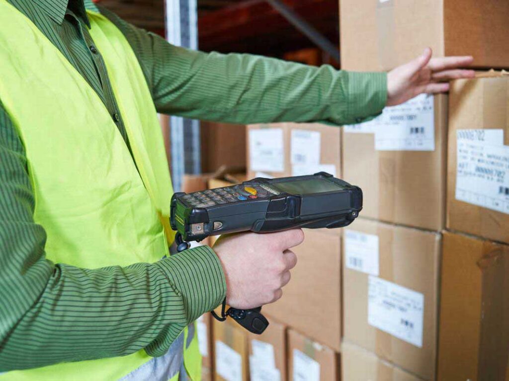 Handheld reader using UHF RFID ceramic antenna in warehouse